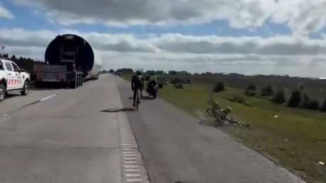 VIDEO: Policía embiste a un ciclista en plena ruta y sigue su marcha en Argentina