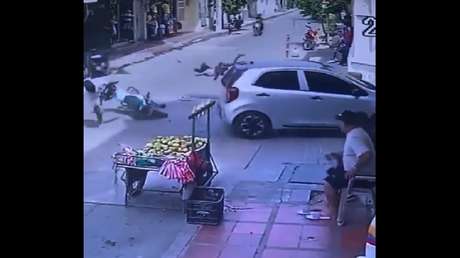 VIDEO: Escalofriante caída de una niña tras el choque de una motocicleta contra un automóvil