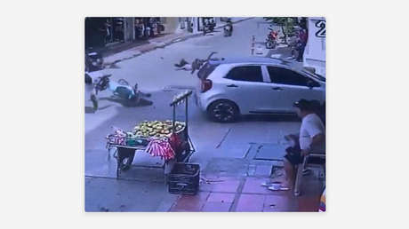 VIDEO: Escalofriante caída de una niña tras el choque de una motocicleta contra un automóvil