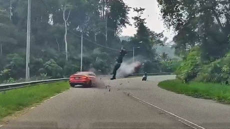VIDEO: Un motociclista protagoniza un brutal salto mortal tras chocar con un coche y sobrevive