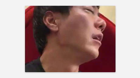 Afirma dormir 30 minutos al día y luego es atrapado tomando siestas en plena transmisión en vivo (VIDEOS)