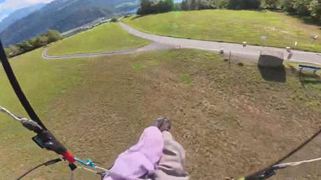 Como si fuera un videojuego: parapentista atraviesa cañones a toda velocidad (VIDEO)