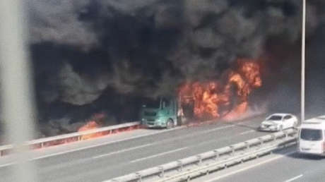 VIDEO: Un camión queda engullido por una enorme bola de fuego y denso humo en plena autopista
