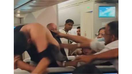 Avión se transforma en un ring de boxeo tras una acalorada discusión entre dos pasajeros en pleno vuelo (VIDEO)