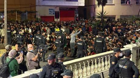 Ceuta traslada a 1.700 migrantes al puerto, pero miles vuelven a las playas sin plaza