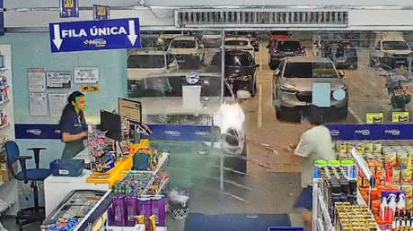 VIDEOS: Coche irrumpe violentamente en una farmacia y derriba a una empleada