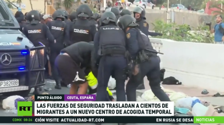Las fuerzas de seguridad de España trasladan a cientos de migrantes a un nuevo centro de acogida temporal
