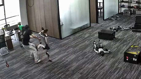 VIDEO: Un robot fuera de control protagoniza un momento insólito durante una prueba