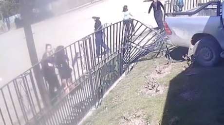 VIDEO: Camioneta choca con otro auto y casi atropella a una niña antes de incrustarse en una casa