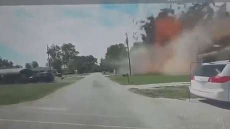 MOMENTO en el que una masiva explosión hace volar por los aires una casa