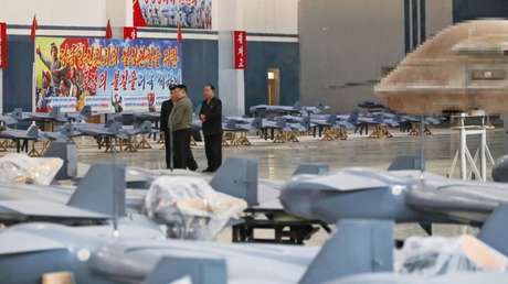FOTOS: Kim Jong-un inspecciona línea de producción de drones
