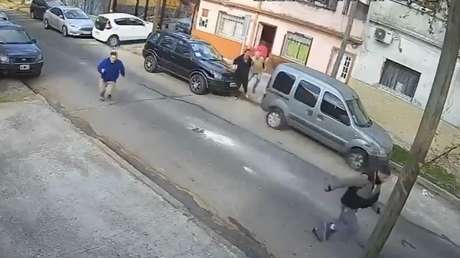 VIDEO: Ladrones se hacen pasar por trabajadores de electricidad para llevarse un botín pero solo consiguen puñetazos