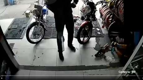 VIDEOS: Se disfraza de repartidor para perpetrar un violento ataque armado