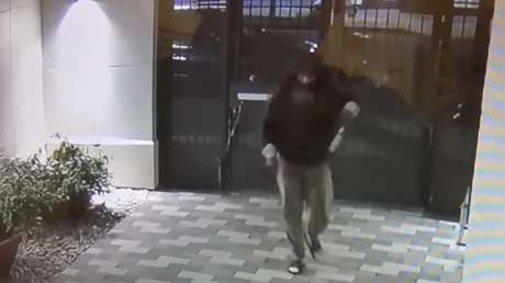 MOMENTO en que un indigente acecha a una estudiante universitaria dentro de su vivienda