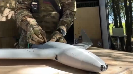 VIDEO: Dron interceptor ruso embiste y destruye un dron ucraniano en el frente