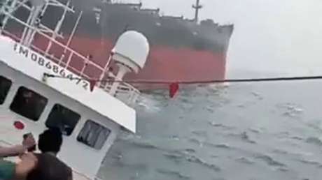 Enorme granelero panameño choca con pesquero chino (VIDEO)