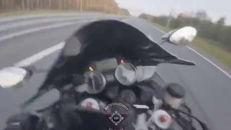 BRUTAL VIDEO en primera persona de la caída de un motociclista a 300 kilómetros por hora