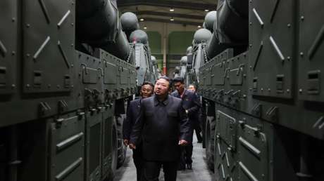 Kim Jong-un: "Nuestra artillería debería tener la capacidad ofensiva más concentrada y destructiva, masiva y versátil"
