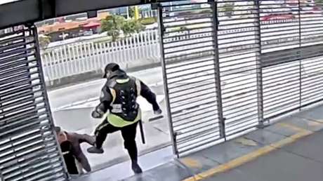 MOMENTO en que un hombre ataca a un guarda del TransMilenio y lo asesina