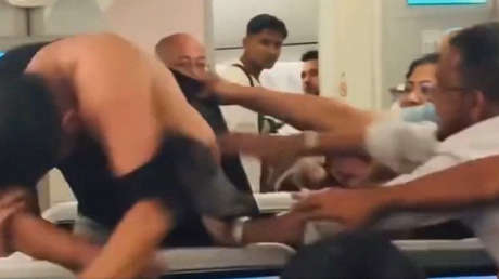 Avión se transforma en un ring de boxeo tras una acalorada discusión entre dos pasajeros en pleno vuelo (VIDEO)