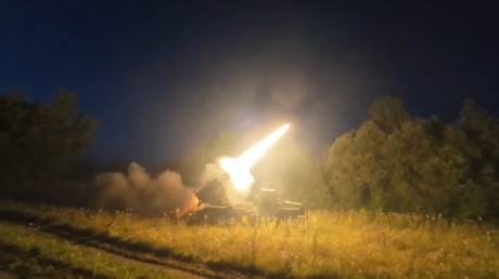 VIDEO: Artilleros rusos 'calientan' posición fortificada del enemigo hasta reducirla a cenizas