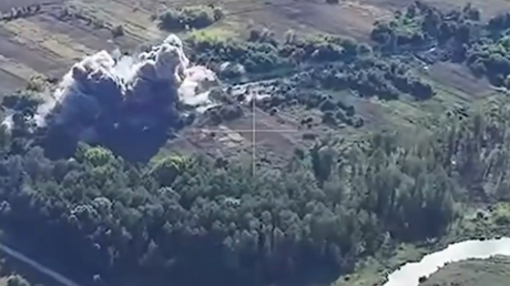 VIDEO: Aviones rusos destruyen con bombas guiadas puntos de control de drones enemigos