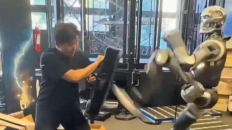 VIDEO: Así entrenan al robot humanoide chino que derribó a un humano en pelea en jaula