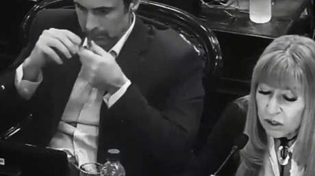 Acusan a diputado argentino de drogarse en plena sesión (VIDEO)