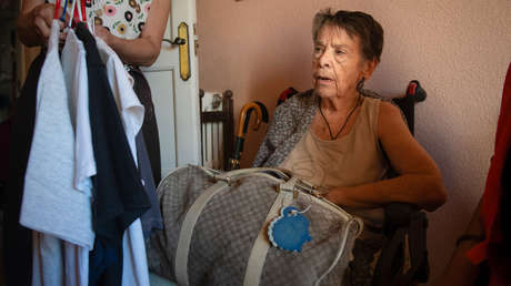 El desalojo en ambulancia de una anciana revela la cruel realidad de la vivienda en España (VIDEOS)