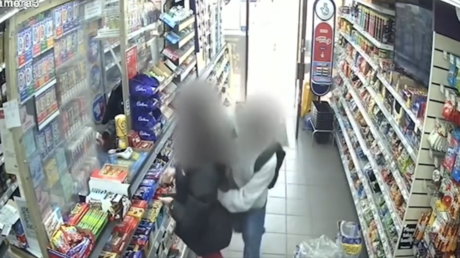 Peligrosa obsesión: adolescente acuchilla a compañera tras rechazo sentimental (VIDEO)