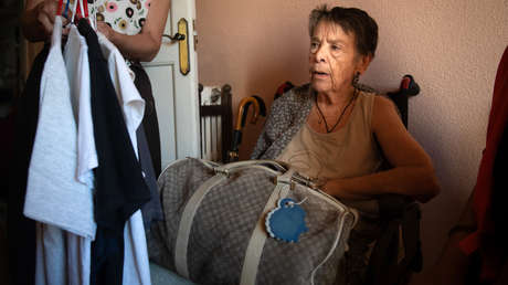 El desalojo en ambulancia de una anciana revela la cruel realidad de la vivienda en España (VIDEOS)