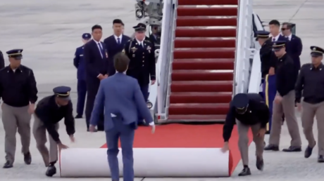 VIDEO: Extienden la alfombra roja para recibir a Xi Jinping al aterrizar su avión en EE.UU.