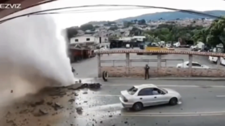 Enorme fuga de agua estalla en una carretera llena de conductores (VIDEO)
