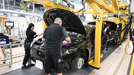 Emblemático fabricante alemán de autos amenaza con cerrar plantas si sus empleados no trabajan más horas