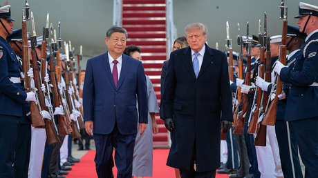 El tiro por la culata: Trump se estremece con su propio 'show' aéreo para Xi (VIDEO)