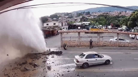 Enorme fuga de agua estalla en una carretera llena de conductores (VIDEO)
