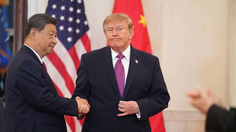 VIDEO: Trump intenta de nuevo halar a Xi Jinping durante su apretón de manos