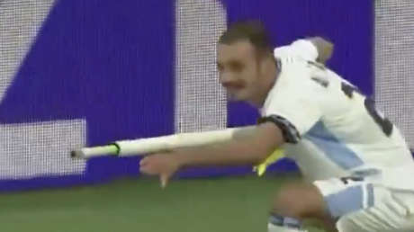 Expulsan a futbolista israelí por simular el disparo de un rifle de asalto (VIDEO)