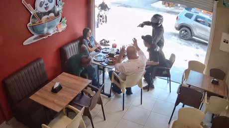 Intentan asaltar a un hombre y terminan huyendo a bala en Colombia (VIDEO)