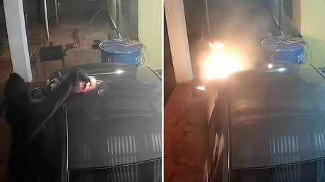 VIDEOS: El momento en que un encapuchado incendia el vehículo de un periodista