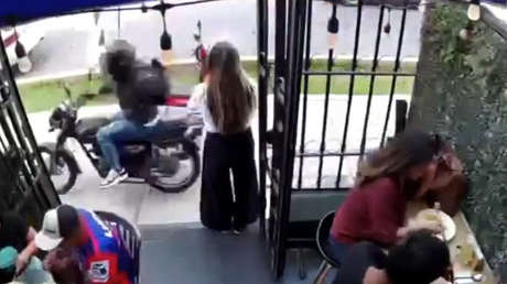 VIDEO: Roban el celular de una candidata a teniente alcalde en la puerta de un restaurante