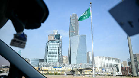 Reportan potentes explosiones en la capital de Arabia Saudita