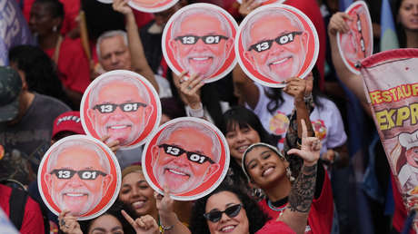 VIDEO: Una 'marea roja' arropa a Lula en un acto de campaña