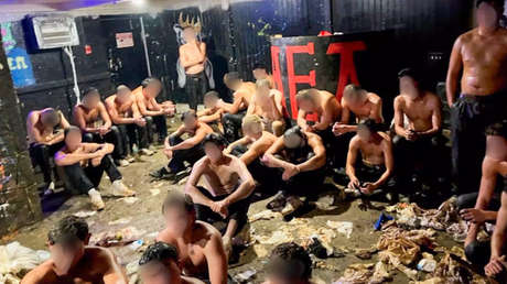 30 jóvenes semidesnudos y cubiertos de comida: la Policía descubre polémico ritual universitario en EE.UU.