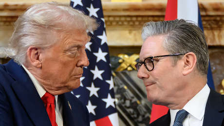 "Tus políticas aquí son tan estúpidas": Exvocera de la Casa Blanca relata cómo Trump reprendió a Starmer