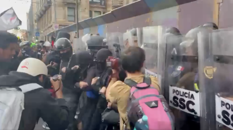 Marcha por el caso de Ayotzinapa desemboca en enfrentamientos con la Policía (VIDEOS)