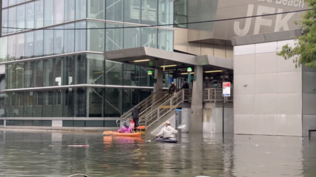 Neoyorquinos recurren al kayak tras inundaciones en la Gran Manzana (VIDEO)