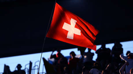 Suiza vota por endurecer o no su neutralidad, primeros resultados