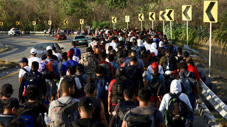 Caravana de cientos de migrantes cruza de Guatemala a México y avanza hacia EE.UU. (VIDEOS)
