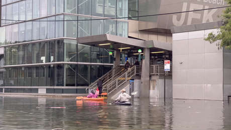 Neoyorquinos recurren al kayak tras inundaciones en la Gran Manzana (VIDEO)
